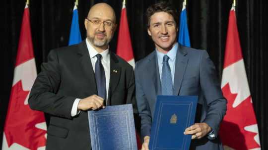 Ukrajinský premiér Denys Šmyhaľ (vľavo) a kanadský premiér Justin Trudeau pózujú po podpísaní dokumentov 11. apríla 2023 v Toronte.
