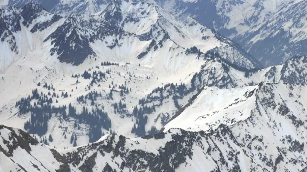 V Alpách sa zrútil vrtuľník, traja pasažieri nešťastie neprežili