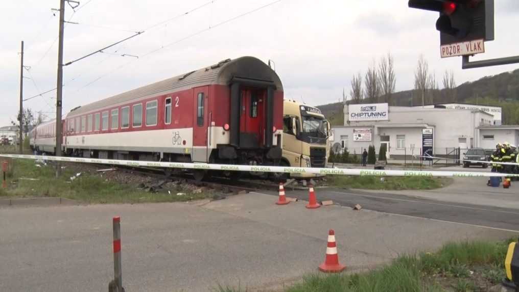 Zrážku kamióna s vlakom v Prešove zachytila bezpečnostná kamera
