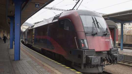 Na snímke súprava nového priameho vlaku Railjet xpress Bratislava - Zürich na Hlavnej stanici v Bratislave.