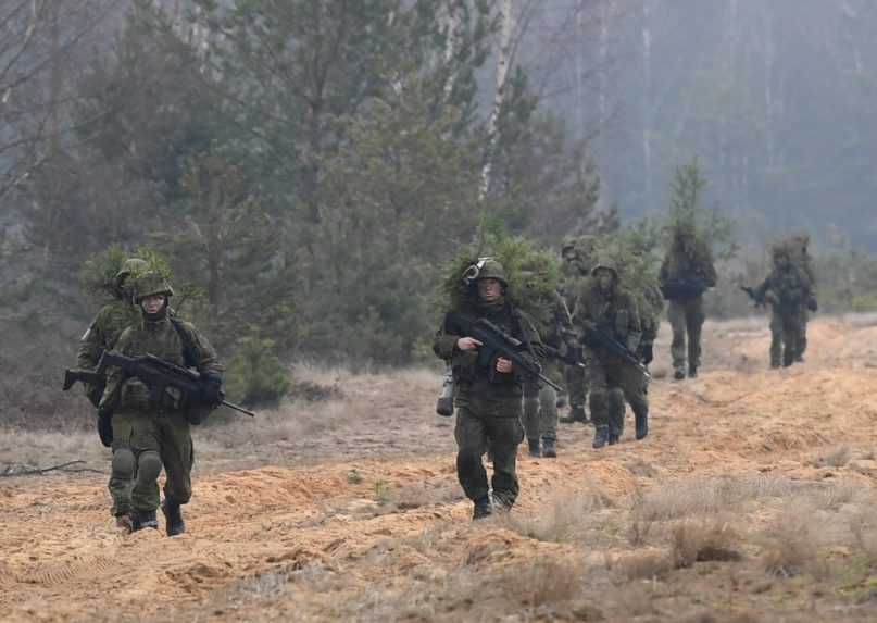 Reakcia na ruskú agresiu na Ukrajine: Lotyšsko odhlasovalo obnovenie povinnej vojenskej služby
