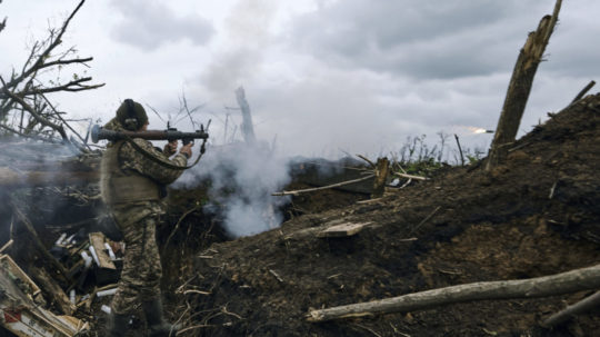 ukrajinská vojak páli z raketometu