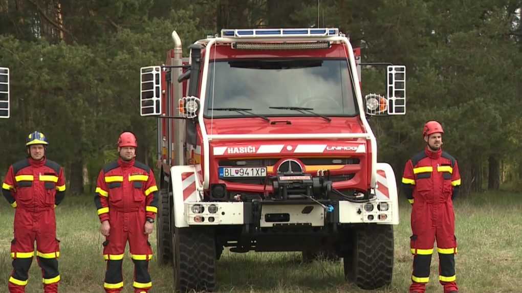 Špeciálne upravené terénne vozidlá hasičom pomôžu hasiť lesné požiare v ťažko dostupnom teréne