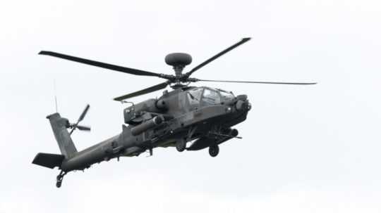 Vrtuľník AH-64 Apache.