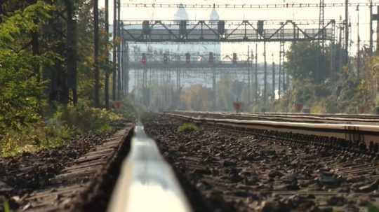 Na ilustračnej snímke železničná trať.