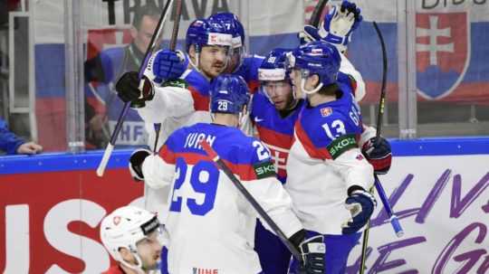 Slovenskí hokejisti oslavujú gól na 2:1 proti Švajčiarsku