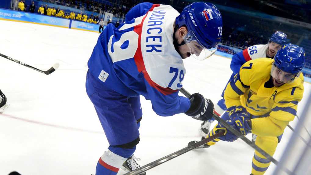 Na snímke vľavo Libor Hudáček počas olympijského turnaja v hokeji v zápase o bronz.