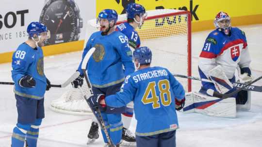 Kazašskí hokejisti oslavujú gól