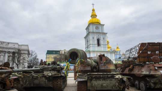 Na snímke vraky ruských tankov, ktoré sú vystavené pred pravoslávnym Chrámom sv. Michala v Kyjeve.