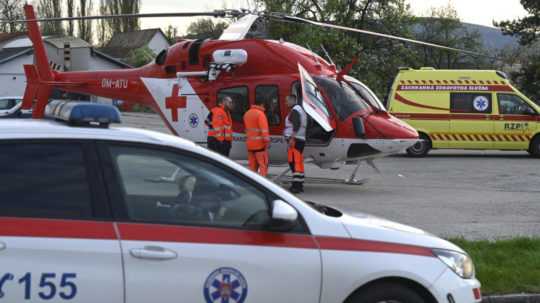 Na snímke leteckí záchranári ošetrujú zraneného baníka na parkovisku pred baňou v Novákoch v stredu 26. apríla 2023.