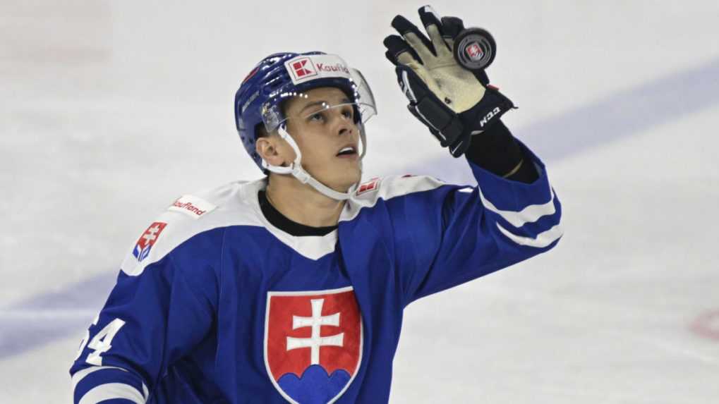 Na snímke Patrik Koch chytá puk do rukavice v prípravnom hokejovom zápase pred generálkou na svetový šampionát.