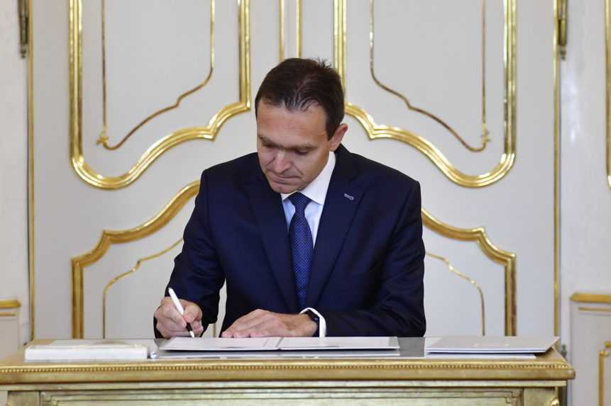 Predseda vlády odborníkov Ľudovít Ódor podpisuje dekrét po vymenovaní do funkcie.
