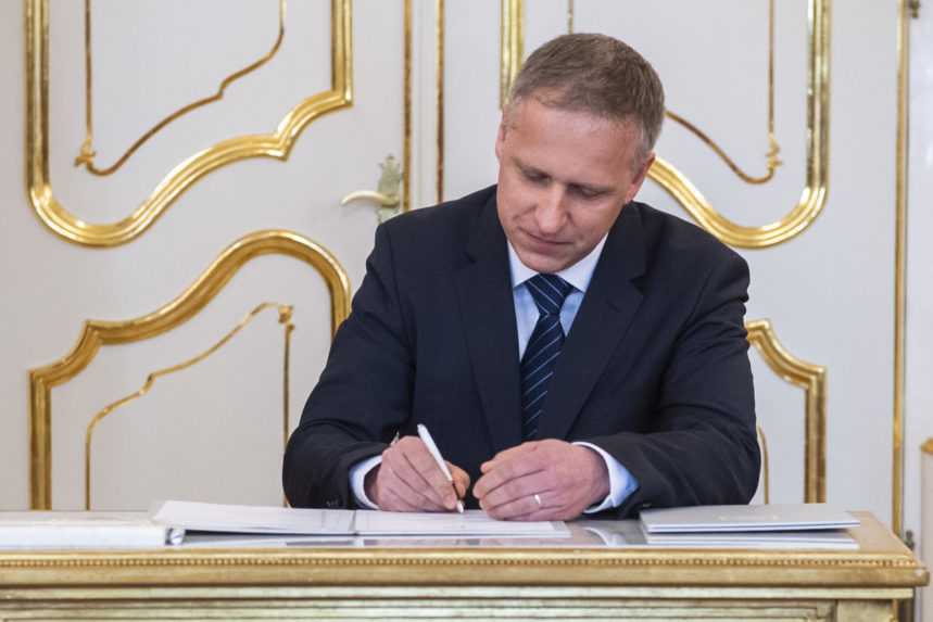 Slovensko má prvú úradnícku vládu. Prezidentka vymenovala členov kabinetu Ľudovíta Ódora