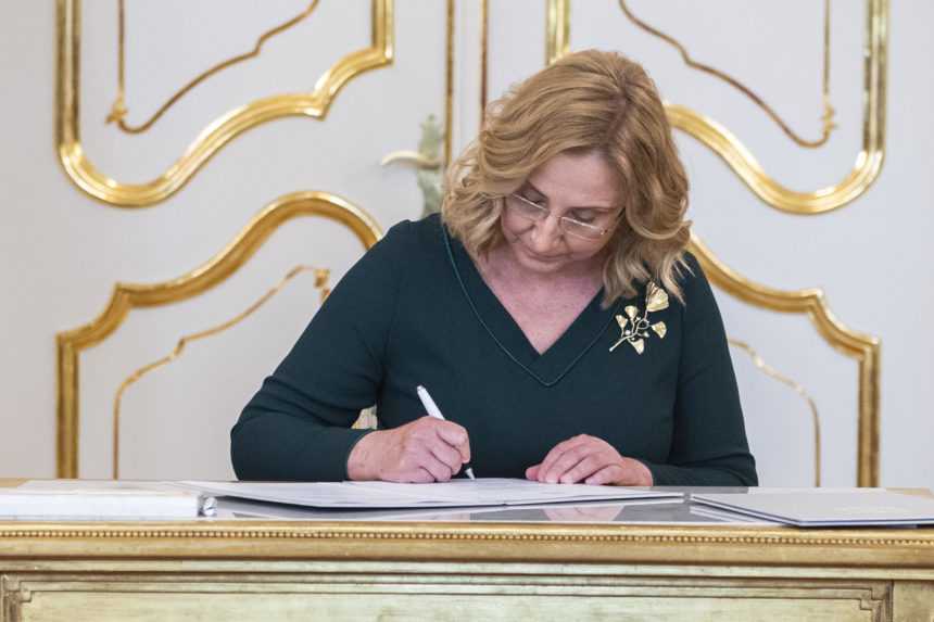 Slovensko má prvú úradnícku vládu. Prezidentka vymenovala členov kabinetu Ľudovíta Ódora