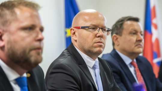 Zľava prezident Finančnej správy SR Jiří Žežulka, riaditeľ NAKA Ľubomír Daňko a špeciálny prokurátor Daniel Lipšic.
