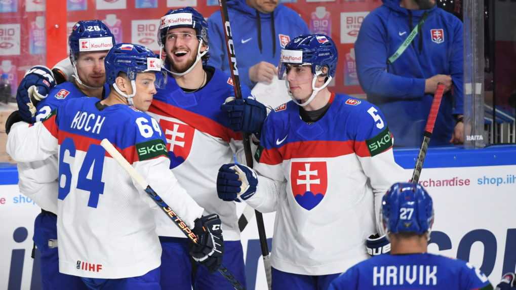 Slovenskí hokejisti oslavujú gól proti Slovinsku