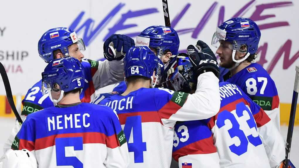 Slovenskí hokejisti oslavujú výhru nad Slovinskom