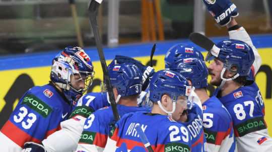 Slovenskí hokejisti oslavujú výhru nad Nórskom