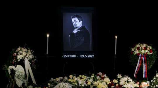 Snímka z pietnej spomienky na zosnulého herca a hudobníka Daniela Heribana v Slovenskom národnom divadle (SND) v Bratislave 30. mája 2023.