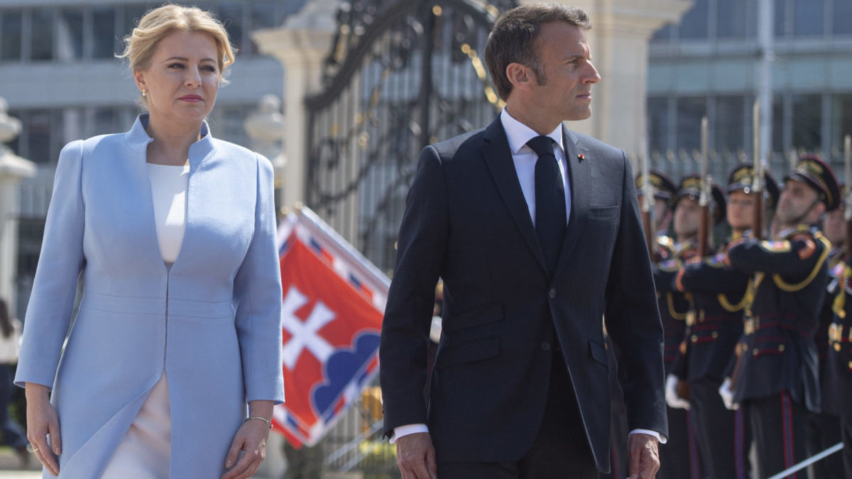 Prezidentka Zuzana Ã„ÂŒaputovÃƒÂ¡ a francÃƒÂºzsky prezident Emmanuel Macron si prezerajÃƒÂº Ã„ÂestnÃƒÂº strÃƒÂ¡Ã…Â¾.