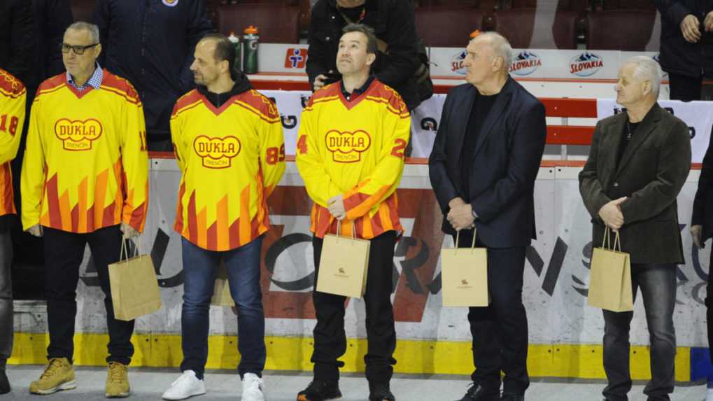 Zľava bývalí hokejisti Róbert Švehla, Ján Pardavý, Žigmund Pálffy, František Hossa a tréner Július Šupler počas osláv 30 rokov od majstrovského titulu Československa pre Duklu Trenčín.