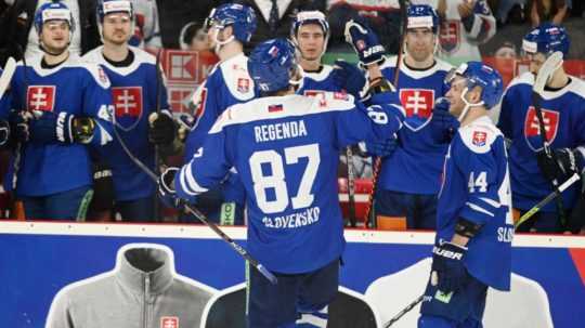 Na snímku sú slovenskí hokejisti oslavujúci gól.