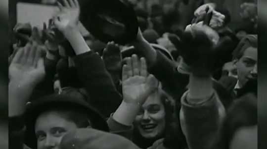 Dav ľudí pri oslavách kapitulácie Nemecka 9. mája 1945.