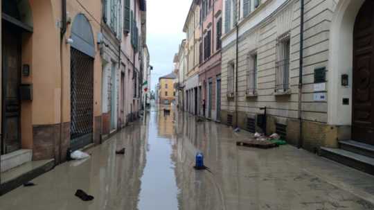 Na snímke zaplavená ulica v meste Faenza, ktoré sa nachádza v regióne Emilia-Romagn na severovýchode Talianska v stredu 17. mája 2023.