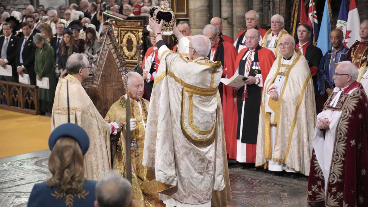 AnglikÃƒÂ¡nsky canterburskÃƒÂ½ arcibiskup Justin Welby poloÃ…Â¾il Karolovi III. na hlavu korunu svÃƒÂ¤tÃƒÂ©ho Eduarda.