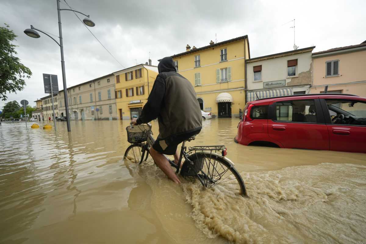 Cyklista sa brodÃƒÂ­ cez zaplavenÃƒÂº ulicu v obci Castel Bolognese v severotalianskom regiÃƒÂ³ne Emilia Romagna.