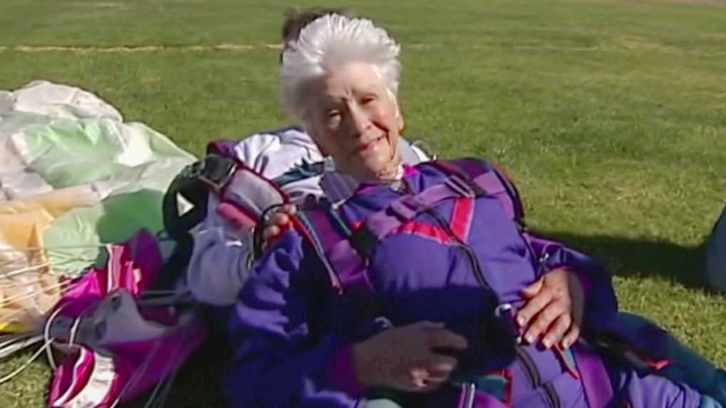 Dôchodkyňu s nožom spacifikovali paralyzérom. Seniorka teraz leží vo vážnom stave v nemocnici