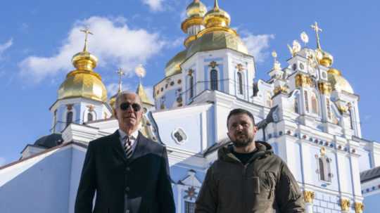 Americký prezident Joe Biden (vľavo) s ukrajinským prezidentom Volodymyrom Zelenským.