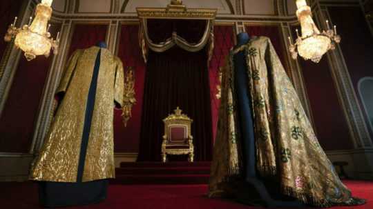 Vyšívaná zlatá tunika (vľavo) z roku 1911, ktorú bude mať na sebe oblečenú britský kráľ Karol III. počas pomazania a následne bude mať potom na tunike ešte oblečený kráľovský plašť (vpravo) z roku 1821.