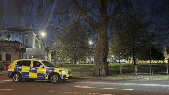 Policajné auto pred Buckinghamským palácom v Londýne.