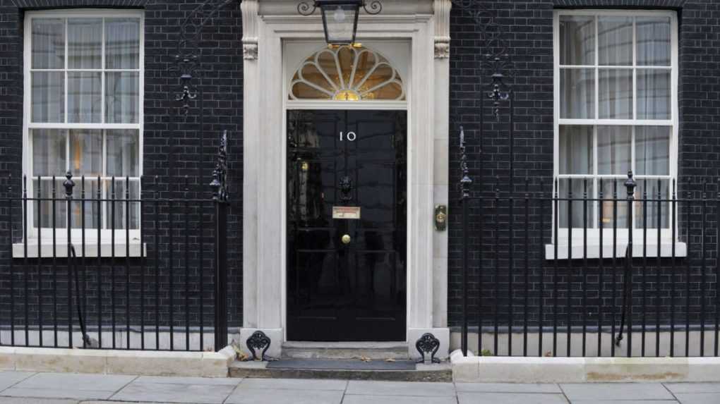 V Británii auto narazilo do brán pred sídlom britského premiéra. Vodiča zadržali