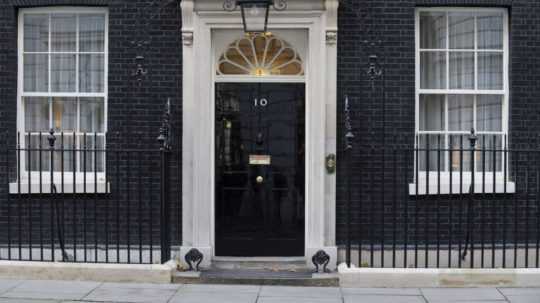 Na snímke je budova 10 Downing Street, ktorá je oficiálnym sídlom britského premiéra.