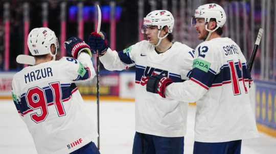 Hokejisti USA oslavujú gól v zápase s Fínskom