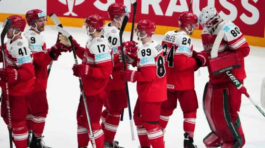 Dánski hokejisti oslavujú víťazstvo nad Rakúskom