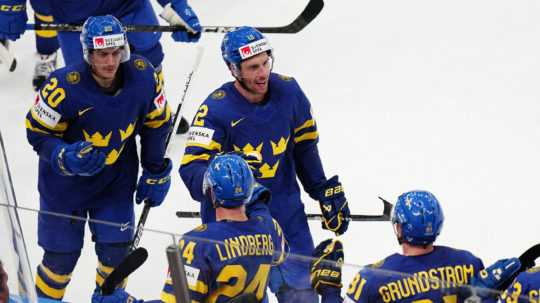 Švédski hokejisti oslavujú gól nad Rakúskom