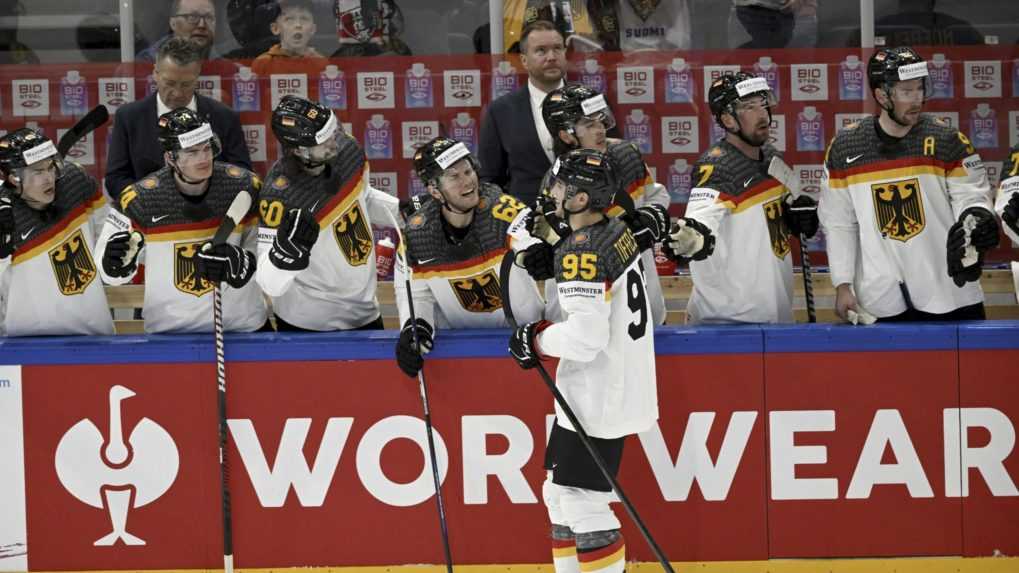 Nemeckí hokejisti oslavujú gól nad Francúzskom