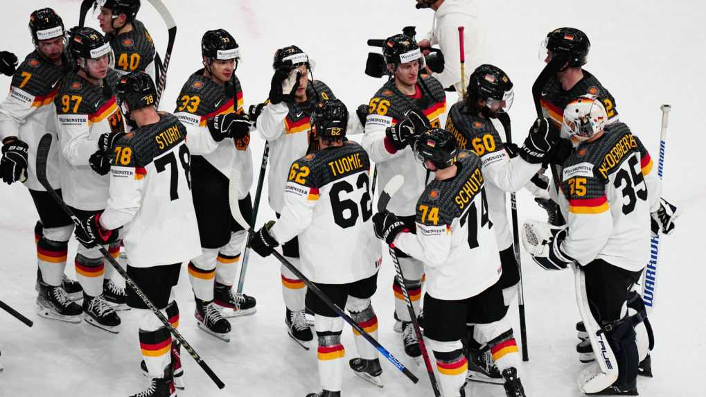 Nemeckí hokejisti oslavujú výhru nad Dánskom