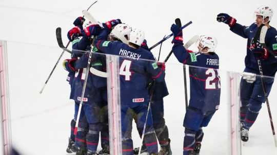 Hokejisti USA oslavujú rozhodujúci gól v zápase so Švédskom