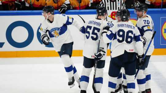 Fínski hokejisti oslavujú gól v zápase s Nemeckom