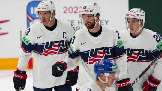 Hokejisti USA oslavujú gól vo štvrťfinále proti Česku