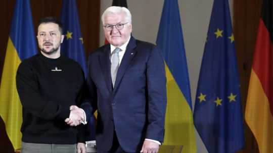 Nemecký prezident Frank-Walter Steinmeier (vpravo) a ukrajinský prezident Volodymyr Zelenskyj počas stretnutia 14. mája 2023 v Berlíne.