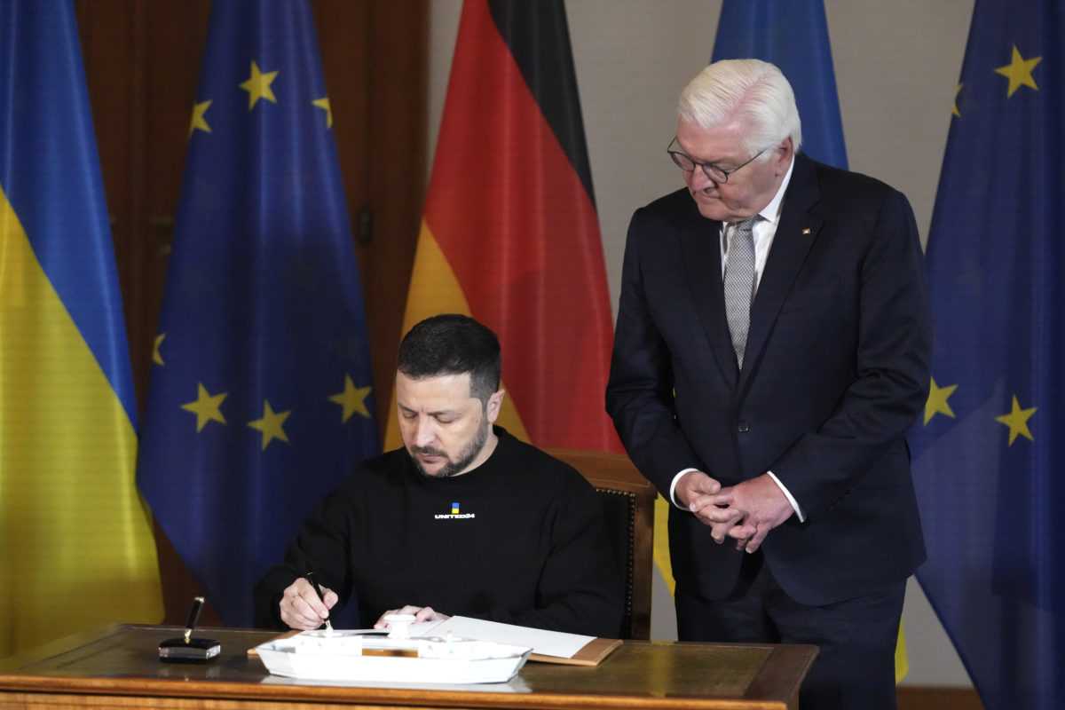 UkrajinskÃƒÂ½ prezident Volodymyr Zelenskyj sa zapisuje do nÃƒÂ¡vÃ…Â¡tevnej knihy poÃ„Âas stretnutia s nemeckÃƒÂ½m prezidentom Frankom-Walterom Steinmeierom 14. mÃƒÂ¡ja 2023 v BerlÃƒÂ­ne.