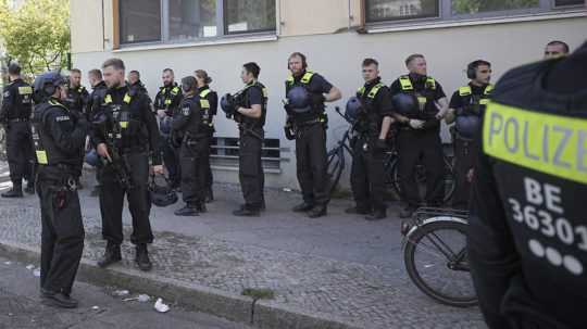 Na snímke stoja príslušníci polície pred školou, v ktorej došlo k útoku.