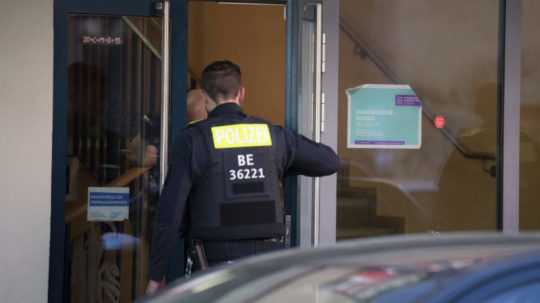 Príslušníci polície vstupujú do školy v Berlíne, na ktorej dvore muž zaútočil na dve školáčky.