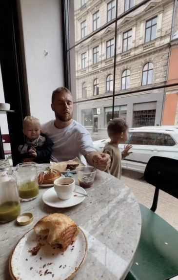 Slovenský hokejista Adam Jánošík s rodinou na obede v Rige.