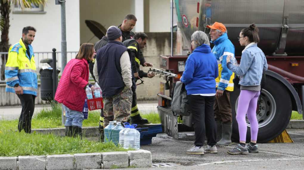 Taliansko počíta škody po záplavách, ktoré si vyžiadali deväť obetí. Evakuovať sa musia ďalšie obce